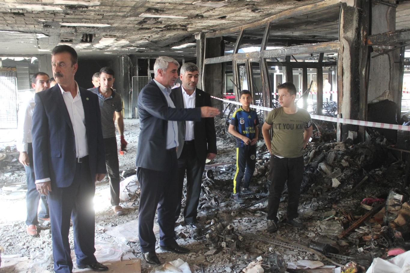 HÜDA PAR Şanlıurfa Milletvekili adayı Lokman Yalçın, beraberindeki heyetle, Avrupa Pasajı’nda önceki gün çıkan yangında iş yerleri hasar gören esnafı ziyaret ederek, ‘geçmiş olsun’ dileklerini iletti.

